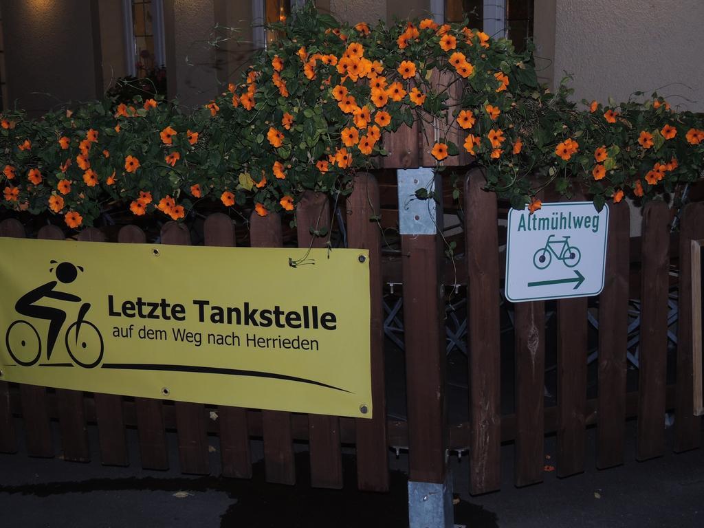 Hotel-Gasthof Neue Post Leutershausen  Экстерьер фото