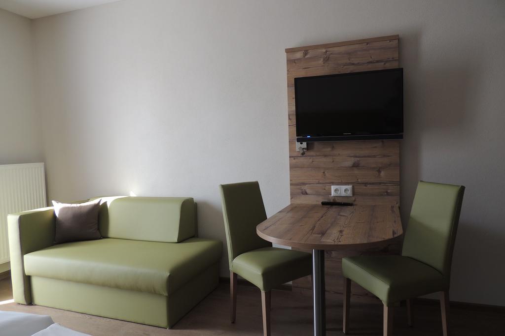 Hotel-Gasthof Neue Post Leutershausen  Экстерьер фото
