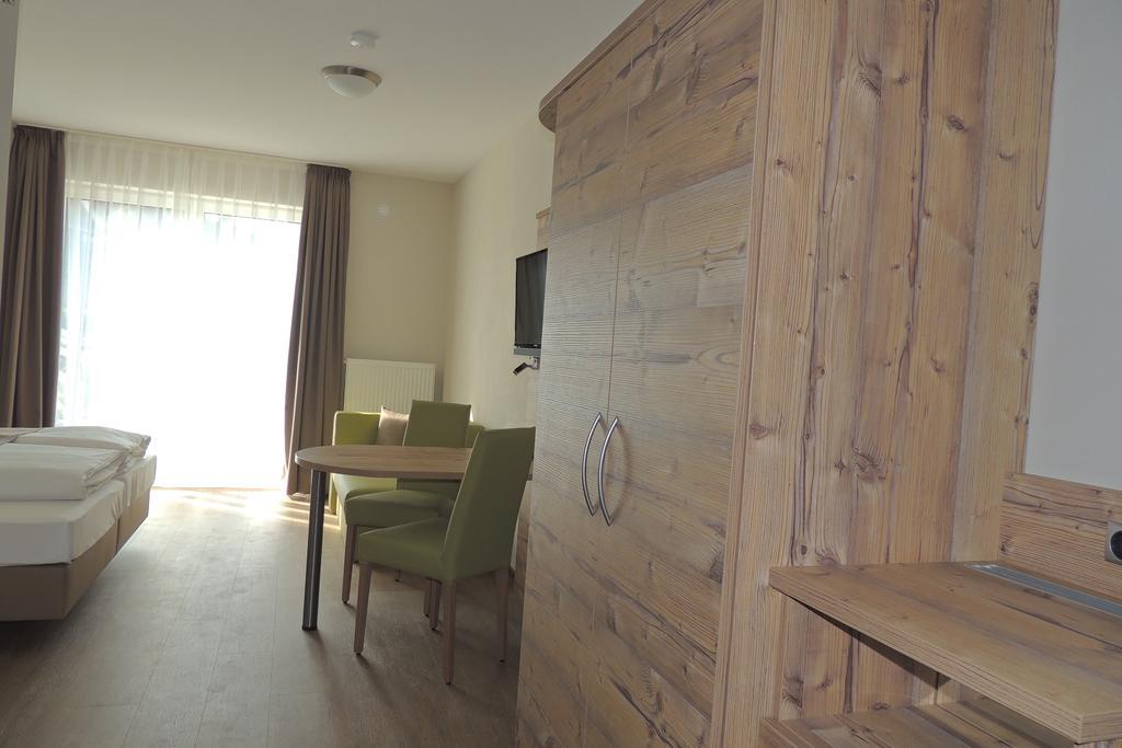 Hotel-Gasthof Neue Post Leutershausen  Экстерьер фото